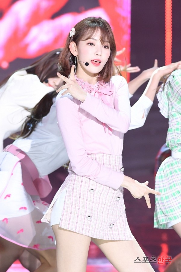 IZ*ONE Miyawaki Sakura is performing on the stage of The Show held at SBS prism tower in Sangam-dong, Mapo-gu, Seoul on the afternoon of the 13th.On the day of The Show, K-Will Monster X Gugudan Chae Yeon Wikimiki Seo In-young MXM Mighty Mouse Promise Nine Kim Dong-han JBJ95 Golden Child 14U Decrunch IZ*ONE ETIZ H.U.B Top Secret and others came on stage.