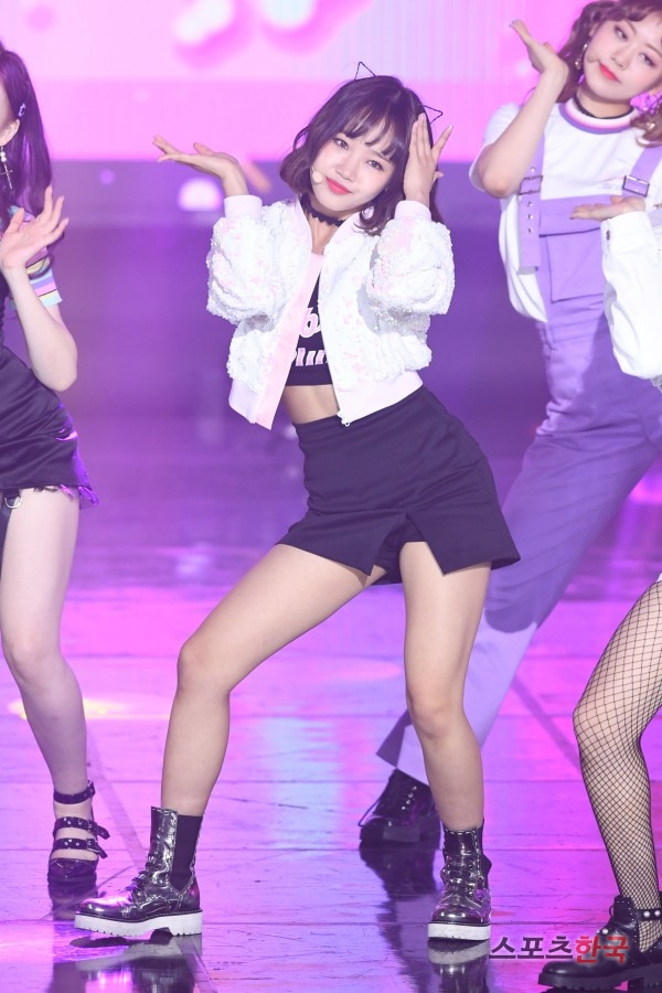 Weki Meki Choi Yoo-jung is performing on the stage of The Show held at SBS prism tower in Sangam-dong, Mapo-gu, Seoul on the afternoon of the 13th.On the day of The Show, K-Will Monster X Gugudan Chae Yeon Weki Meki Seo In Young MXM Mighty Mouse Promise Nine Kim Dong Han JBJ95 Golden Child 14U Decrunch Eyes One ETIZ H.U.B Top Secret and others came on stage.