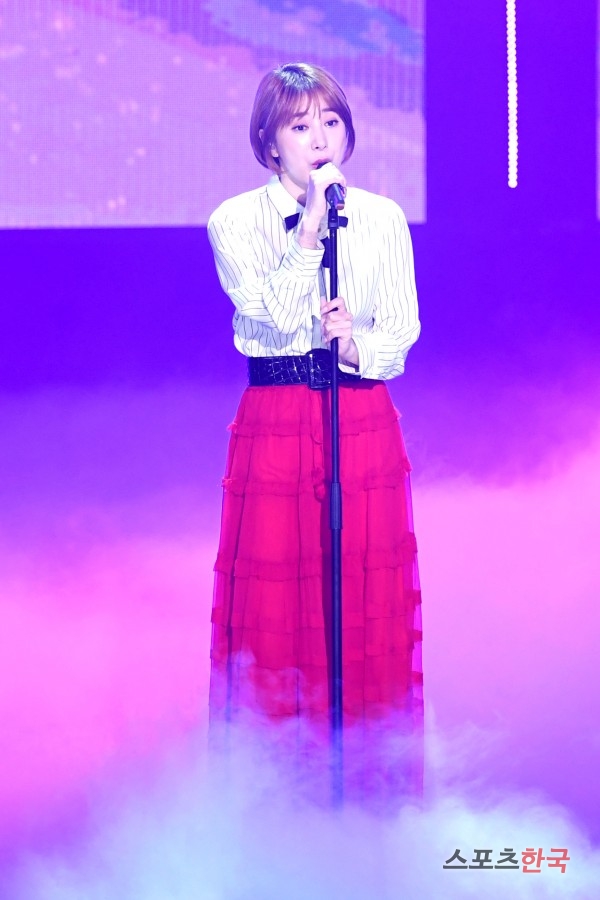 Singer Seo In-young is performing on the stage of The Show held at SBS prism tower in Sangam-dong, Mapo-gu, Seoul on the afternoon of the 13th.On the day of The Show, K-Will Monsta X Gugudan Chae Yeon Wikimikki Seo In-young MXM Mighty Mouse Promise Nine Kim Dong Han JBJ95 Golden Child 14U Decrunch Eyes One Eighties H.U.B Top Secret and others took the stage.