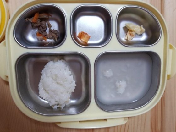 인천 남구의 한 어린이집 급식 사진. 밥 반 공기 정도에 반찬이 한 두 점밖에 없어 &quot;믿을 수 없다&quot;는 반응이 나왔다. [사진 '보배드림' 캡쳐]