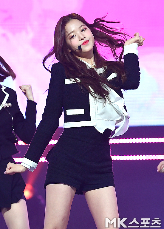 Show Champion live broadcasting stage was held at Ilsan MBC Dream Center on the afternoon of the 14th.Girl group IZ*ONE member Jang Won-young performs on the Show Champion stage.