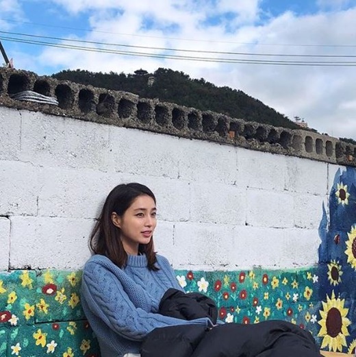 Actor Lee Min-jung has reported on the latest.Lee Min-jung posted a picture on his instagram on the night of the 13th, saying, Busan shooting sky is clear, but Wind was a huge day.In the public photo, Lee Min-jung is sitting under the sky in Supernatural appearance such as knitwear.While still lovely beauty captivates the eye, fans also responded such as It is so beautiful, It is more beautiful because it is natural and It is like an angel.Meanwhile, Lee Min-jung is currently filming SBSs new weekend drama Fate and Fury (playplayplay by Kang Cheol-woong, directed by Chung Dong-yoon) with Joo Sang-wook.Fate and Fury will be first broadcast on December 1st as a realistic rousing melodrama featuring the mixed love and anger of four men and women, including a woman who loves a man who loves a man to change his fate and a man who loves him and who wants to take a man for his purpose and a man who wants to regain the woman with vengeance.