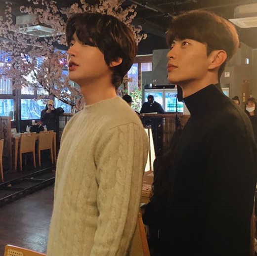 Beauty Inside Ahn Jae-hyun has unveiled a unique posture with Lee Min Ki.On the 13th, Ahn Jae-hyun posted a picture on his instagram with an article entitled The Beauty Inside for two people waiting for 9:30.In the public photos, Ahn Jae-hyun and Lee Min Ki stand side by side and stare somewhere.Lee Min Ki is in the JTBC drama Beauty Inside, and Ahn Jae-hyun is in charge of Ryu Eun-ho.The world of the play (Seo Hyun-jin) is approaching the extreme Feeling as he informs Seo Do-jae of his farewell.On the other hand, the netizens who watched this responded such as I wait only 9:30 pm, I hope both Seo Do Jae and Ryu Eun Ho are good, I am really warm in standing.