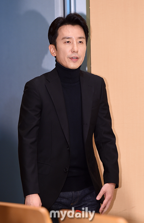 Singer You Hee-yeol poses at the production presentation of SBSs new concept music entertainment THE FAN held at SBS building in Mok-dong, Yangcheon-gu, Seoul on the afternoon of the 14th.