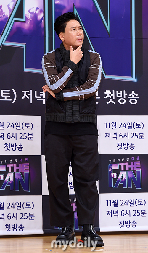Singer Lee Sang-min poses at the production presentation of SBSs new concept Music entertainment The Fan at SBS building in Mok-dong, Yangcheon-gu, Seoul on the afternoon of the 14th.