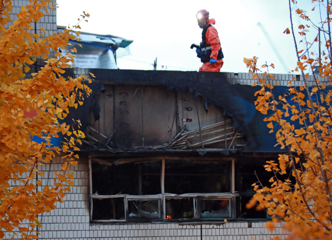 화재가 발생한 서울 종로구 관수동의 한 고시원에서 소방 관계자들이 사고 수습을 하고 있다. [사진제공=연합뉴스]