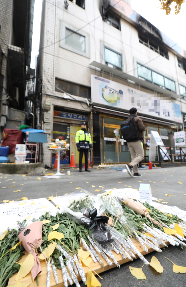 종로구 국일고시원 앞에 시민들의 추모 꽃이 놓여 있다. [사진제공=연합뉴스]