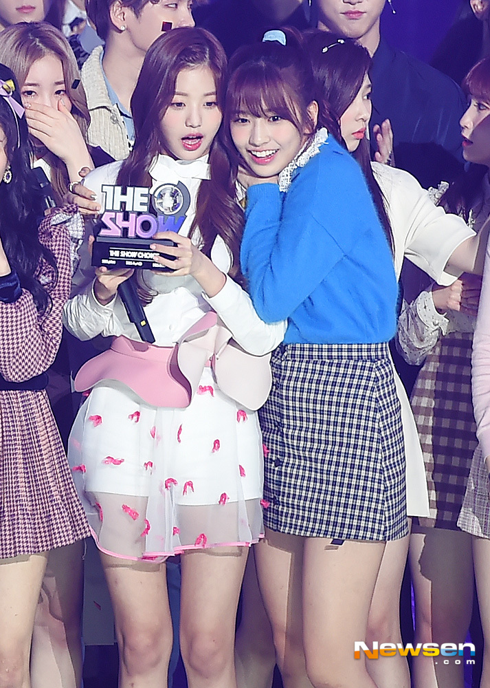 IZ*ONE Jang Won-young, Ahn Yu-jin smiles as he receives The Show Choice at SBS MTV The Show live broadcast at SBS Prism Tower in Sangam-dong, Mapo-gu, Seoul, on the afternoon of November 13.On the other hand, The Show on the same day includes Kwill, Monster X, Gugudan, Chae Yeon, Wikimiki, Seo In Young, MXM, Mighty Mouse, Promis Nine (fromis_9), Kim Dong-han, JBJ95, Golden Child, 14U, Decrunch, IZ*ONE (IZ*ONE), H.U.B, Secrets and others appeared.