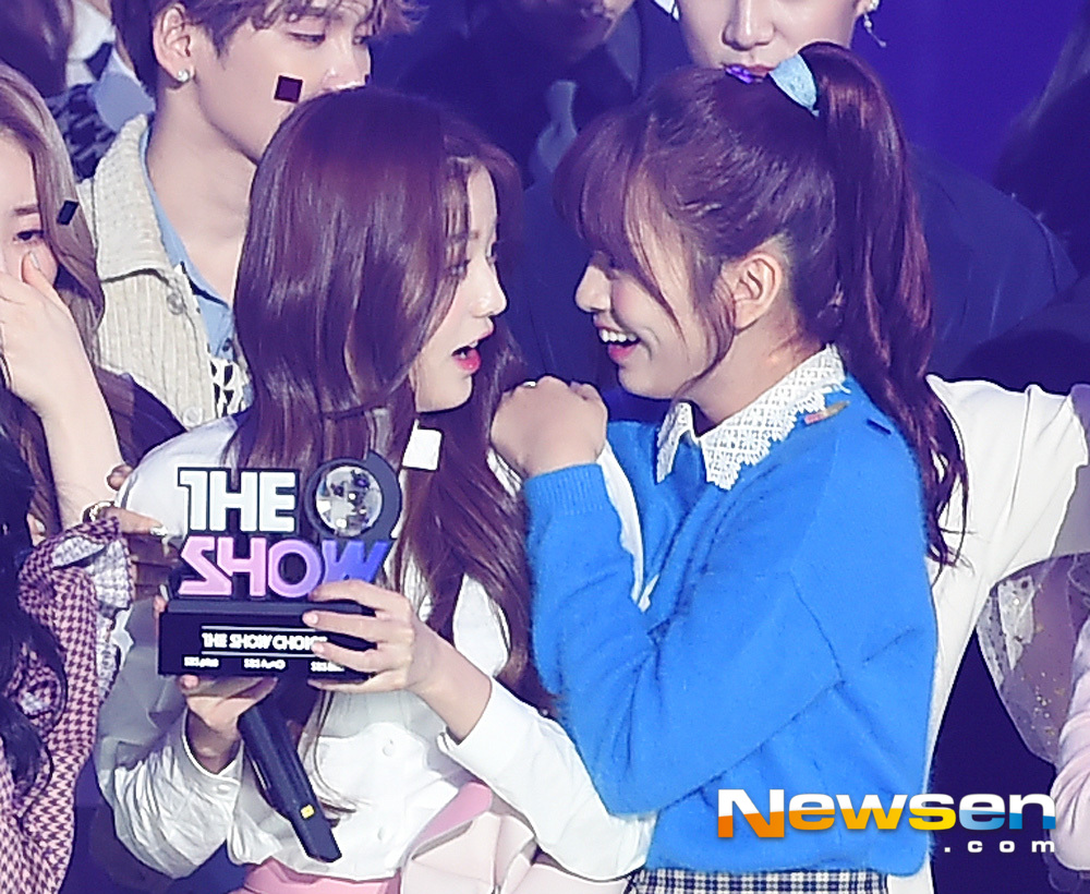 IZ*ONE Jang Won-young, Ahn Yu-jin smiles as he receives The Show Choice at SBS MTV The Show live broadcast at SBS Prism Tower in Sangam-dong, Mapo-gu, Seoul, on the afternoon of November 13.On the other hand, The Show on the same day includes Kwill, Monster X, Gugudan, Chae Yeon, Wikimiki, Seo In Young, MXM, Mighty Mouse, Promis Nine (fromis_9), Kim Dong-han, JBJ95, Golden Child, 14U, Decrunch, IZ*ONE (IZ*ONE), H.U.B, Secrets and others appeared.