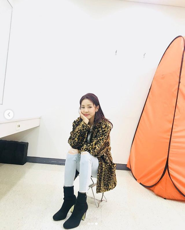 Sandara Park has been pleased to see you.Sandara Park posted a picture on her Instagram on November 14 with an article entitled Chair dedicated to Waiting Room.Inside the picture is a picture of Sandara Park sitting on the Chair next to the orange tent in the Waiting room.A small body that fits into the mini-size Chair also attracts Eye-catching.sulphur-su-yeon