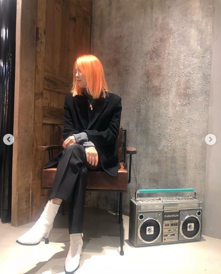 Lee Joo-yeons glamorous Hair style is the talk of the town.Actor Lee Joo-yeon posted a picture on his instagram on November 14 with an article entitled My sister takes a picture.The photo shows Lee Joo-yeon in orange with a Hair coloring - a perfect digestion of any style.
