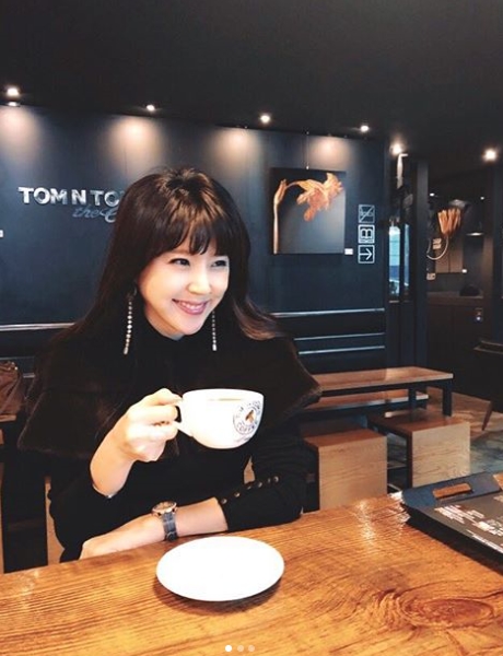 The third pregnancy Yoon Mi Lee reported on the latest.Actor Yoon Mi Lee said to his Instagram on November 14, Good morning ~ Today is a cup of coffee and a slime? How about it?I posted a picture yesterday with a glass of Mike Ditka Payne coffee and slime. Photo shows Yon Mi Lee enjoying Mike Ditka Payne coffee; beautiful D-line draws Eye-catchingWhile she seems to be getting younger, her beauty stands out.kim myeong-mi