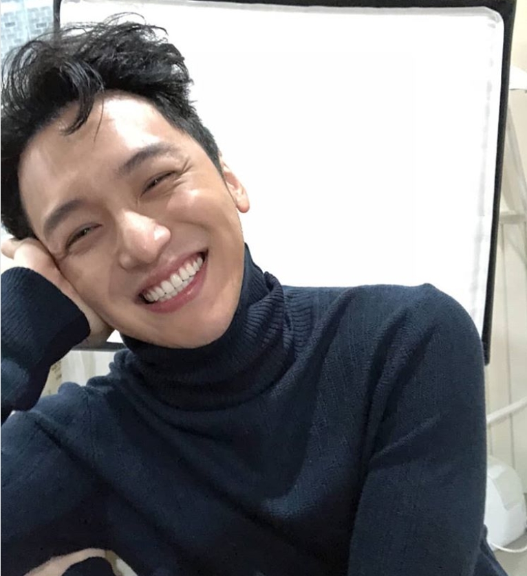 Actor Byun Yo-han showed off his extraordinary fan Love.Byun Yo-han posted a picture on his instagram on November 14 with an article entitled Do not hurt, please be careful with Flu.The photo shows Byun Yo-han in a navy knit; Byun Yo-han shows off his gums smile with his head tilted.Byun Yo-hans warm visuals draws on Eye-catchingThe fans who responded to the photos responded such as I feel like Flu is healed even if I look at it, Deer-like eyes are the most beautiful and Ahhhhhhhhhhhhhhhhhhhhhhhhhhhhhhhhhhhhhhhhhhhhhhhh
