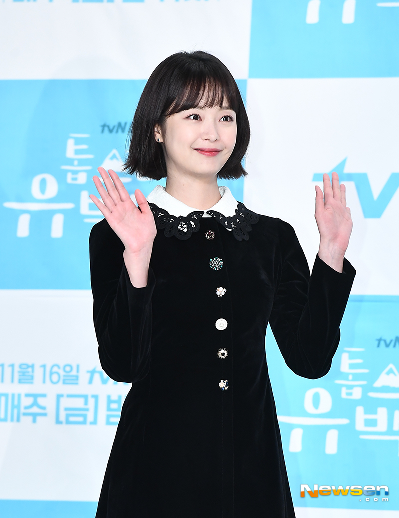 TVNs new Friday drama Top Star Yoo Baek-i was presented at Time Square in Yeongdeungpo-dong, Yeongdeungpo-gu, Seoul on the afternoon of November 14.Actor Jeon So-min attended the ceremony.Meanwhile, Top Star Yoo Baek-i (director Yoo Hak-chan, playwright Lee So-jung and Lee Si-eun) is a civilized conflict romance in which top star Yoo Baek (played by Kim Ji-seok) who went into exile on a remote island in a major accident meets a virgin Kang Soon (played by Jeon So-min) on the island of Slow Life.It will be broadcasted at 11 pm on the 16th.yun da-hee