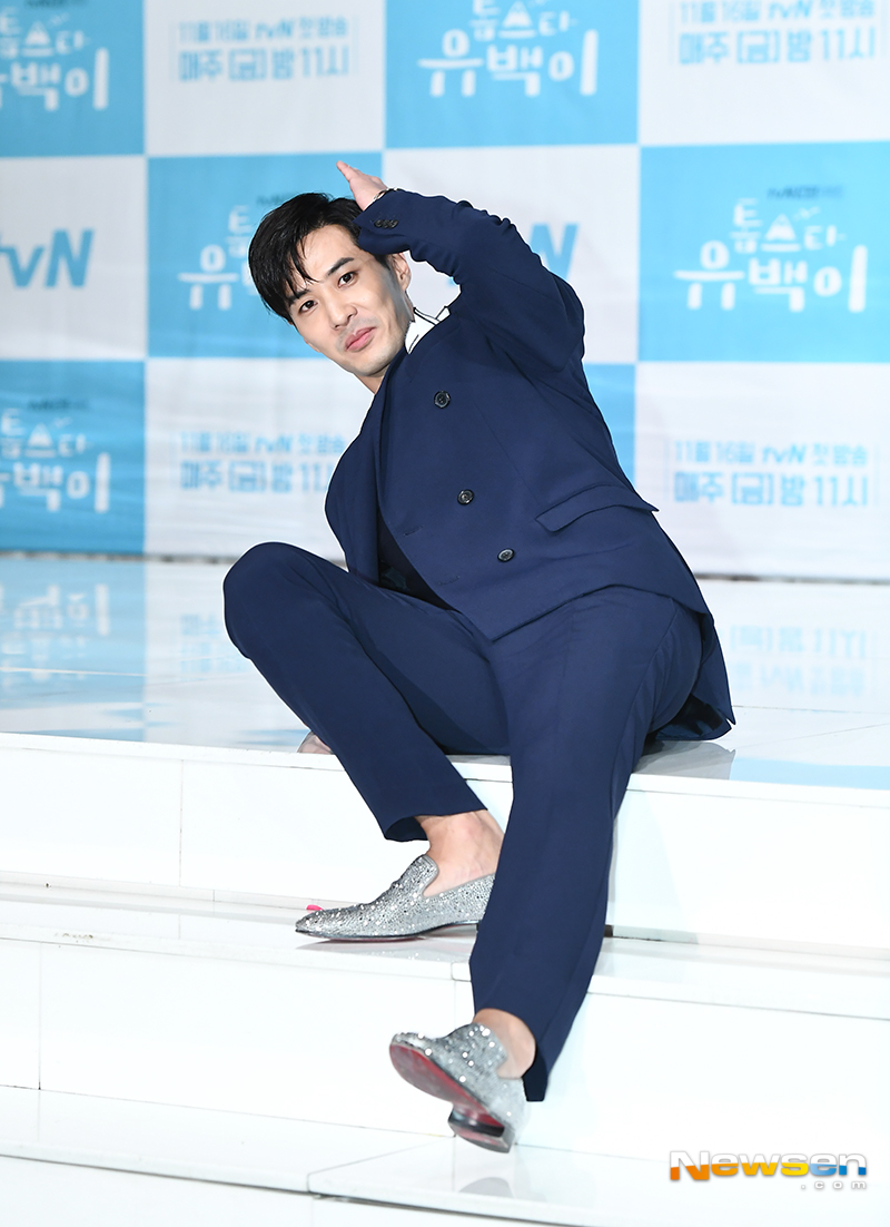 TVNs new Friday drama Top Star Yoo Baek-i was presented at Time Square in Yeongdeungpo-dong, Yeongdeungpo-gu, Seoul on the afternoon of November 14.Actor Kim Ji-seok attended the ceremony.Meanwhile, Top Star Yoo Baek-i (director Yoo Hak-chan, playwright Lee So-jung and Lee Si-eun) is a civilized conflict romance in which top star Yoo Baek (played by Kim Ji-seok) who went into exile on a remote island in a major accident meets a virgin Kang Soon (played by Jeon So-min) on the island of Slow Life.It will be broadcasted at 11 pm on the 16th.yun da-hee