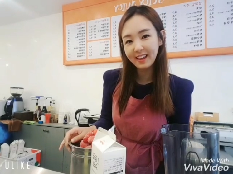 Oh Jin-yeon, a KBS announcer, turned into a part-time student at the Fruit Juice Splash shop.Oh Jin-yeon wrote to his Instagram on November 14, Im in the morning at the Fruit Juice Splash store near my house for a month.Before the opening of the business, I put a self-sufficient menu for a strong day. I tried strawberry banana milk making video. It is delicious even though I ride. Oh Jin-yeon in video is making Fruit Juice Splash with an apron.Oh Jin-yeons blemishes-free white-oak skin and distinctive features attract attention. Oh Jin-yeon, who drinks Fruit Juice Splash, is also cute.Fans who encountered video responded such as Do you really want to do it?, Fighting and Its cool.delay stock