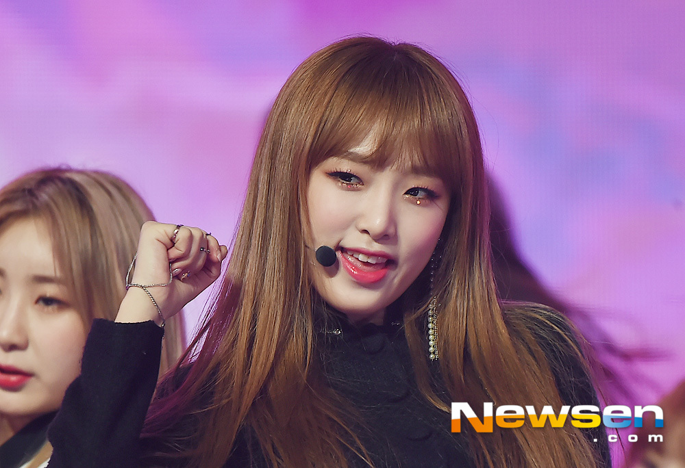 IZ*ONE Choi Ye-na is performing on MBC Music live broadcast Show Champion held at Ilsan MBC Dream Center in Janghang-dong, Ilsan-dong, Goyang-si, Gyeonggi-do on the afternoon of November 14th.Meanwhile, Show Champion includes Twice (TWICE), Monsta X (MONSTA X), Kwill, MXM, Gugudan, Wikimikki, Stray Kids, Kim Dong-han, Golden Child, Promis Nine, JBJ95, Chae Yeon, 14U, IZ*ONE, Mighty Mouse, H.U.B, T. Op Secret, Park Seo-jin took the stage.