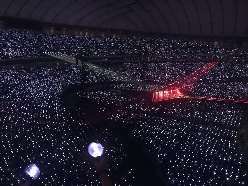 Group BTS (RM, Sugar, Jean, Jay Hop, Vu, Ji Min and Jungkook) successfully completed the first Tokyo Dome Concert.On November 14, the official BTS SNS said, [Todays bulletproof] Thank you, Tokyo!The photo was posted with the article Concert, Amidul, Arigado Oohm! Tokyo 2nd performance where BTS and Ami play with excitement and find ways to love themselves together.The photo shows BTS sitting in the waiting room after holding the LOVE YOURSELF Concert at Tokyo Dome in Japan this afternoon.Another photo shows members smiling at the camera in black stage costumes, and the scene where tens of thousands of Ami (BTS fans) filled the Tokyo dome.BTS opened its own concert at the Tokyo Dome for two days on the 13th and 14th, and opened the opening of the first dome tour to be held in five years after its debut.The dome tour will be followed by Osaka Kyocera Dome performance on the 21st, 23rd and 24th, Nagoya Dome performance on January 12th and 13th next year, and Fukuoka Prefecture Yahoo Cudome performance on February 16th and 17th.BTS meets a total of 380,000 audiences through this tour; tickets sold in lottery after the application were sold out all the way and proved BTSs rapid popularity.