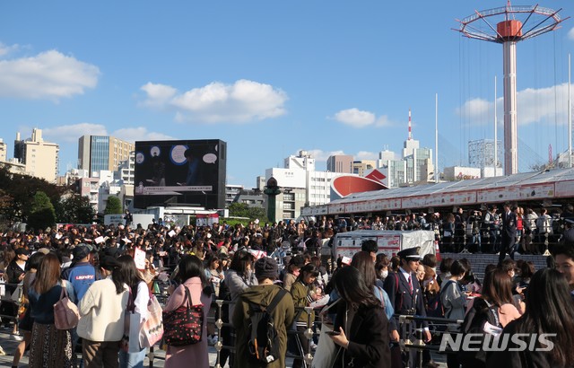 [Tokyo=] Correspondent Cho Yoon-young = On the 14th, James Stewarts Tokyo Dome performance started in a more heated heat than the previous day.On this day, fans began to line up at the theater in the morning, and the BTS souvenir sales office in front of the theater was not able to get any room.The day before, Go back to Korea, the Japanese right-wing people who were protesting in front of the Tokyo Dome were not seen on the day.It was a festival place filled with the excited voice of fans waiting for BTS, which succeeded in entering the Tokyo Dome four years and five months after debuting in Japan.Im so glad to see the show yesterday.Keiko Nakamura (middle and 46), who came with her middle school daughter, liked it while hitting her hands.Nakamura, who lives in Chiba (), an hours drive from Tokyo to Kei Line, also boasted that he won the Concert at Nagoya () Dome on January 12-13 next year.I have been telling my daughter, who became a fan of BTS after seeing her through SNS two years ago, to go to the concert when BTS is playing concert at the Tokyo Dome, she said. I played BTS music that my daughter should be able to follow the chorus to go to the concert, but now I am more disappointed.BTSs dance and song is a level that no idol group of Japan can follow, Nakamura said. I did not fall out when the Korean drama boomed in the early 2000s, but I fell in love with BTS.When Jimin apologized during the performance yesterday, the fans cried, he said.Jimin said in a performance the previous day, Many people in the world would have been surprised and worried by various situations. It is really heartbreaking.BTS member Jimin has recently become the center of controversy between Korea and Japan by wearing a photo reminiscent of atomic bomb dropping and a picture of a Korean who calls for liberation.Before the BTS Tokyo Dome Concert, TV Asahis Music Station, a representative music program of Japan terrestrial, was suddenly canceled, and a workshop was held between Korea and Japan.On the 30th of last month, the Korean Supreme Court ruled that the forced labor compensation was further amplified in line with the situation in which the conflict between Korea and Japan was rising.As the story of the protesters may come, BTS interest in the Tokyo Dome Concert has been further amplified.However, the concert scene that followed the first day and the second day was literally the concert scene.I came with five friends, but I didnt have a ticket, so I only saw one concert yesterday, and I only see two today, said Kitamurasari (and 14), a middle school student who said he had been on Kei Line for two hours from Ibaraggi () prefecture.But as an ARMY and BTS fan, we have to cheer up the Tokyo Dome Concert nearby, he said, can you take pictures of our support and deliver it to BTS?BTS next Concert venue, Nagoya, Fukuoka Prefecture (), will also go with us, Kitamura said, adding that he had arranged concert tickets and travel expenses with part-time jobs.Kitamura said, I liked BTS, so I liked Korea. He also showed his lips, saying that he followed the Korean makeup method.Some fans were sensitive to coverage because of the controversy.When asked about Full Metal Jacket to a high school student wearing a full metal jacket with a national flag mark, he said, I only bought Korea through Korea Internet shopping mall because I like it with BTS. I just liked it, but I am tired of asking for other reasons.The Kpop craze, which has recently been re-blowing to Japan, is quite different from the popularity of Kpop around 2010, when it began with the debut of the original Korean Wave singer BoA in 2001 and peaked with the performances of Girls Generation, KARA, and Big Bang.BTS, which debuted in Japan in June 2014, has never appeared on terrestrial broadcasting properly in Japan.KARA, Girls Generation and others made their debut with the appearance of Asahi TVs Music Station, which was canceled this time.This is because the position of Kpop singers has also decreased as the accusations spread within Japan since former President Lee Myung - bak s visit to Dokdo in 2012.Instead, BTS has made efforts to communicate with fans called Ami through Twitter Inc. and YouTube channels.They also produced two or three videos every week that show their small daily lives, such as singing and choreography, as well as cooking.Twitter Inc. and YouTube were the easy way to meet BTS at any time for Japan girl fans who can not meet well on Japan TV and can not find Korea TV.BTS decision to appear in Music Station was considered a symbol of success that was obtained after such a hardship, but there was also concern that Kpops position in Japan, including BTS, may be shaken as BTS appearance was canceled in the situation of intensifying conflict between Korea and Japan.However, the appearance of BTS fans at the concert site on this day was different from the previous one, which was influenced by the conflict between Korea and Japan due to historical problems.Rather, it seemed to be an awareness that politics is uncomfortable to entertain while enjoying music.This also played a major role in the trends of younger generations who enjoy seeing new things and sharing them with each other through YouTube and SNS.Like it or not, it is not a Korea idea, but it naturally accepts the Korean Wave as a culture and it is not very repulsive to use Hangul.Following the Tokyo Dome Concert on the 13th to 14th of BTS, Osaka, Nagoya, Fukuoka Prefecture Dome Concert are all sold out.The total number of tickets for the Tokyo Dome show was 380,000. Tickets for the Tokyo Dome show were sold at an Internet auction site for more than 1 million won.Fake Love/Airplane pt.2, released by BTS on July 7, topped the Japan Orion Weekly Singles Chart with 454,829 points.The right-wing people who protested the day before spread the perception that it is inconvenient to intervene in politics to enjoy music supporting and cheering near girls who can not enter the school without tickets