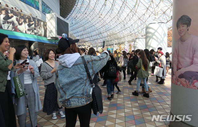 [Tokyo=] Correspondent Cho Yoon-young = On the 14th, James Stewarts Tokyo Dome performance started in a more heated heat than the previous day.On this day, fans began to line up at the theater in the morning, and the BTS souvenir sales office in front of the theater was not able to get any room.The day before, Go back to Korea, the Japanese right-wing people who were protesting in front of the Tokyo Dome were not seen on the day.It was a festival place filled with the excited voice of fans waiting for BTS, which succeeded in entering the Tokyo Dome four years and five months after debuting in Japan.Im so glad to see the show yesterday.Keiko Nakamura (middle and 46), who came with her middle school daughter, liked it while hitting her hands.Nakamura, who lives in Chiba (), an hours drive from Tokyo to Kei Line, also boasted that he won the Concert at Nagoya () Dome on January 12-13 next year.I have been telling my daughter, who became a fan of BTS after seeing her through SNS two years ago, to go to the concert when BTS is playing concert at the Tokyo Dome, she said. I played BTS music that my daughter should be able to follow the chorus to go to the concert, but now I am more disappointed.BTSs dance and song is a level that no idol group of Japan can follow, Nakamura said. I did not fall out when the Korean drama boomed in the early 2000s, but I fell in love with BTS.When Jimin apologized during the performance yesterday, the fans cried, he said.Jimin said in a performance the previous day, Many people in the world would have been surprised and worried by various situations. It is really heartbreaking.BTS member Jimin has recently become the center of controversy between Korea and Japan by wearing a photo reminiscent of atomic bomb dropping and a picture of a Korean who calls for liberation.Before the BTS Tokyo Dome Concert, TV Asahis Music Station, a representative music program of Japan terrestrial, was suddenly canceled, and a workshop was held between Korea and Japan.On the 30th of last month, the Korean Supreme Court ruled that the forced labor compensation was further amplified in line with the situation in which the conflict between Korea and Japan was rising.As the story of the protesters may come, BTS interest in the Tokyo Dome Concert has been further amplified.However, the concert scene that followed the first day and the second day was literally the concert scene.I came with five friends, but I didnt have a ticket, so I only saw one concert yesterday, and I only see two today, said Kitamurasari (and 14), a middle school student who said he had been on Kei Line for two hours from Ibaraggi () prefecture.But as an ARMY and BTS fan, we have to cheer up the Tokyo Dome Concert nearby, he said, can you take pictures of our support and deliver it to BTS?BTS next Concert venue, Nagoya, Fukuoka Prefecture (), will also go with us, Kitamura said, adding that he had arranged concert tickets and travel expenses with part-time jobs.Kitamura said, I liked BTS, so I liked Korea. He also showed his lips, saying that he followed the Korean makeup method.Some fans were sensitive to coverage because of the controversy.When asked about Full Metal Jacket to a high school student wearing a full metal jacket with a national flag mark, he said, I only bought Korea through Korea Internet shopping mall because I like it with BTS. I just liked it, but I am tired of asking for other reasons.The Kpop craze, which has recently been re-blowing to Japan, is quite different from the popularity of Kpop around 2010, when it began with the debut of the original Korean Wave singer BoA in 2001 and peaked with the performances of Girls Generation, KARA, and Big Bang.BTS, which debuted in Japan in June 2014, has never appeared on terrestrial broadcasting properly in Japan.KARA, Girls Generation and others made their debut with the appearance of Asahi TVs Music Station, which was canceled this time.This is because the position of Kpop singers has also decreased as the accusations spread within Japan since former President Lee Myung - bak s visit to Dokdo in 2012.Instead, BTS has made efforts to communicate with fans called Ami through Twitter Inc. and YouTube channels.They also produced two or three videos every week that show their small daily lives, such as singing and choreography, as well as cooking.Twitter Inc. and YouTube were the easy way to meet BTS at any time for Japan girl fans who can not meet well on Japan TV and can not find Korea TV.BTS decision to appear in Music Station was considered a symbol of success that was obtained after such a hardship, but there was also concern that Kpops position in Japan, including BTS, may be shaken as BTS appearance was canceled in the situation of intensifying conflict between Korea and Japan.However, the appearance of BTS fans at the concert site on this day was different from the previous one, which was influenced by the conflict between Korea and Japan due to historical problems.Rather, it seemed to be an awareness that politics is uncomfortable to entertain while enjoying music.This also played a major role in the trends of younger generations who enjoy seeing new things and sharing them with each other through YouTube and SNS.Like it or not, it is not a Korea idea, but it naturally accepts the Korean Wave as a culture and it is not very repulsive to use Hangul.Following the Tokyo Dome Concert on the 13th to 14th of BTS, Osaka, Nagoya, Fukuoka Prefecture Dome Concert are all sold out.The total number of tickets for the Tokyo Dome show was 380,000. Tickets for the Tokyo Dome show were sold at an Internet auction site for more than 1 million won.Fake Love/Airplane pt.2, released by BTS on July 7, topped the Japan Orion Weekly Singles Chart with 454,829 points.The right-wing people who protested the day before spread the perception that it is inconvenient to intervene in politics to enjoy music supporting and cheering near girls who can not enter the school without tickets