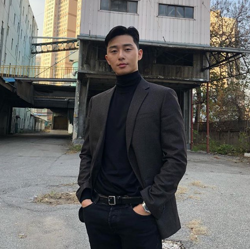 Actor Park Seo-joon boasted a warm charm.Park posted a photo on his SNS on the afternoon of the 14th. In the photo, Park showed off his masculine beauty by wearing a gray jacket on a black top.Park won the Korean Wave drama man acting award at the Seoul Awards held in September.Park Seo-joon SNS