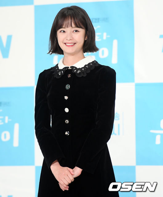 Jeon So-min, who has become a big performer in SBS Running Man, is aiming at the laughter of viewers with his comic acting.Will Running Man sense of entertainment work in Top Star Yoo Baek Lee?TVNs new series Top Star Yubaeki, which will be broadcasted from the 16th following the recent Big Forest, draws a civilized conflict romance that happens when a top star Yubaek, who has been exiled to a remote island, meets an island maiden Oh Gang Soon.Jeon So-min will be his partner with Kim Ji-seok, who plays the role of the end of the love affair.Oh is a lovely, good girl, but she is a 100% clean girl who catches wild boars when she needs to be hit. She is a number one worker and professional filial piety.On the 14th, at the production presentation of Top Star Yubaeki held at Amoris Hall in Yeongdeungpo Times Square, Jeon So-min said, I have never played a comic role in drama.I put everything down and shoot hard, but I have never thought that it will be broken deliberately in the entertainment industry. Jeon So-min put himself down to such a point that fellow actors raved.Kim Ji-seok said, It is a top star character, but I see mirrors more often than Jeon So-min in the field.Im sorry, and Lee Sang-yeob also raised the dialect of Jeon So-min.Jeon So-min said, I tried to show a natural and natural appearance in the role. I wanted to solve the fun in the arts with my work, but Oh Gang Soon did.If you have fun with the entertainment, it will be an opportunity to show a pleasant appearance even with acting. In particular, he said, It is difficult to act dialects. The viewers are as similar as possible so that they do not feel rejected.The field staff are also using the dialect now, he said. I am afraid to come today. Jeon So-min has created a charming and lovely charm through Running Man.As a acting actor, he showed a serious appearance in his previous work, TVN Cross, but this time he is expected to release his comics through Top Star Yoo Baek.A jolly romance between Kim Ji-Seok and Lee Sang-yeob is a highly anticipated confrontation.Our drama has a lot of elements to be happy; were shooting happily on the spot; please expect a lot, said Jeon So-min, laughing.I wonder how the energy of Running Man would have been melted into Top Star Yoo Baek-i. It will be broadcasted at 11 pm on the 16th.