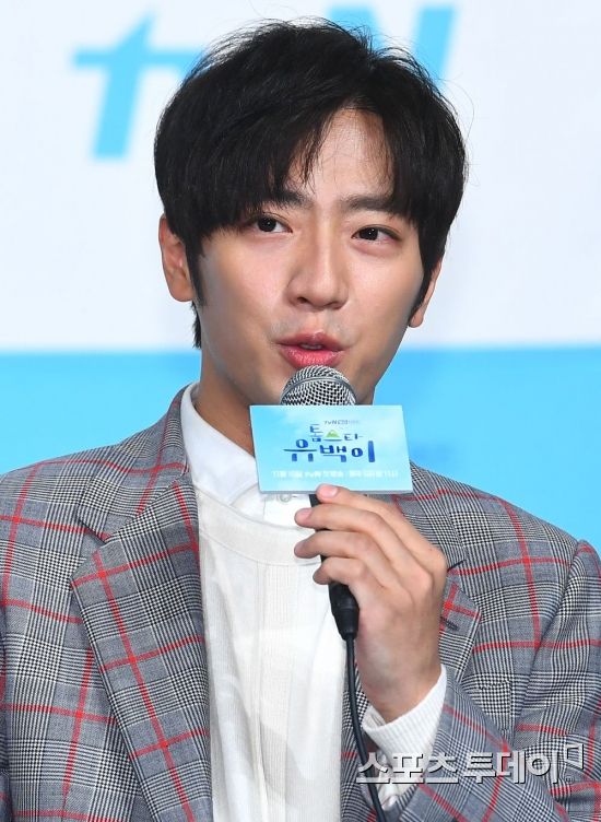 Top star Yoo Baek Lee Lee Sang-yeob said he did not want to lose to Jeon So-min as an ad-lib.On the 14th, at Time Square in Youngjung-ro, Yeongdeungpo-gu, Seoul, the production presentation of cable TVNs new gilt drama Top Star Yoo Baek-i (playplayplay by Lee So-jung and director Yoo Hak-chan) was held, and director Yoo Hak-chan and actor Kim Ji-seok, Jeon So-min, and Huh Jung-min participated in the event.On this day, Lee Sang-yeob said, It was so comfortable about the reunion with Jeon So-min, who had been breathing in SBS entertainment program Running Man.I went to the Running Man with Jeon So-min and went to get a penalty together, and I became very close.Mr. Jeon So-min is a person who has the power to say Oh if I say Oh, so I am fun and expecting a lot.I have a little heart of my brother who does not want to be pushed to Adlib. So, Jeon So-min said, I first knew that my brother Sang-yeop was so prepared because he poured a lot of great ad-libs. I also expected to shoot, but it is so fun because I am breathing.My brother is also an atmosphere maker, so I am shooting pleasantly. The top star Yoo Baek-i, who left for exile on a remote island after a major accident, will be broadcasted at 11 p.m. on the 16th, drawing a romance of civilized clashes that will take place where he meets Kang Soon (Jeon So-min).