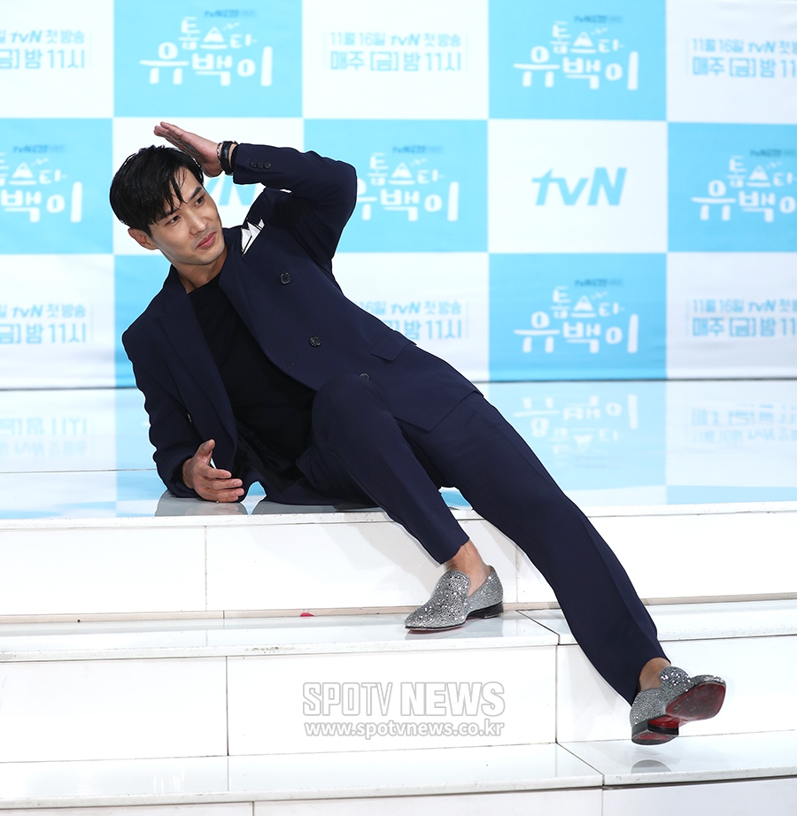 TVNs Top Star Yoo Baek-yi production presentation was held at Amoris Hall in Yeongdeungpo, Seoul on the afternoon of the 14th. Actor Kim Ji-seok poses.