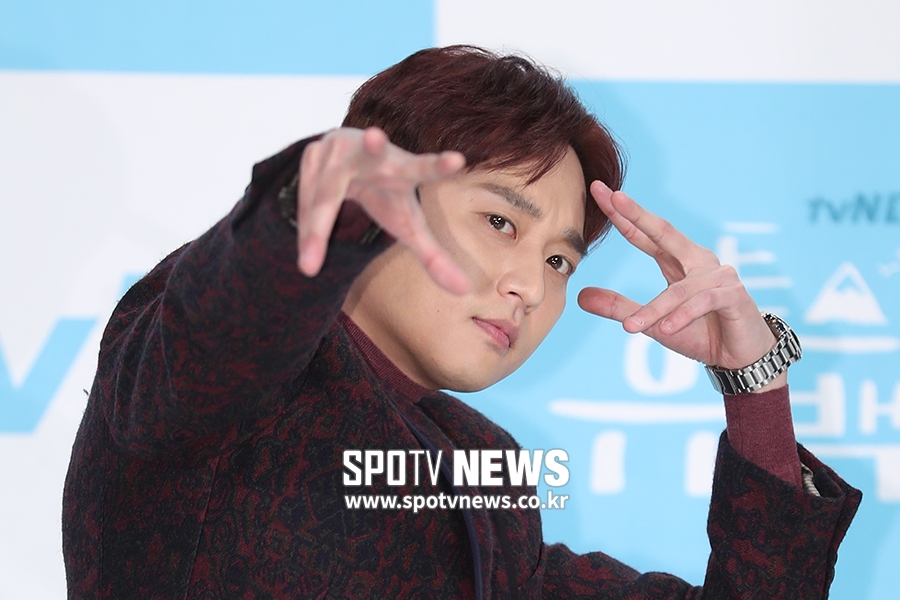 TVNs Top Star Yoo Baek-yi production presentation was held at Amoris Hall in Time Square, Yeongdeungpo, Seoul on the afternoon of the 14th. Actor Heo Jeong-min poses.