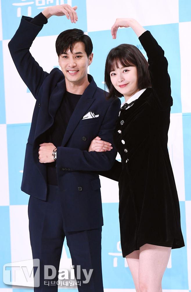 Kim Ji-seok - Jeon So-min, Well couple <p> tvN drama Top star Milky production presentation is the afternoon of 14 Yeongdeungpo Times Square in progress.</p><p>This day making presentations in Kim Ji-seok, Jeon So-min, Lee Sang-Yeob, to allow certain people, like the Bishop were in attendance.</p><p>Top stars Milkyis a large and to hit a secluded island in exile between the top stars Milky(Kim Ji-seok)is the Slow Life of the island; and even a virgin can Yi(Jeon So-min)met happening the civilization conflict a romance drama with 16th night 11 oclock the first broadcast.</p><p>Top stars Milky production presentation</p>