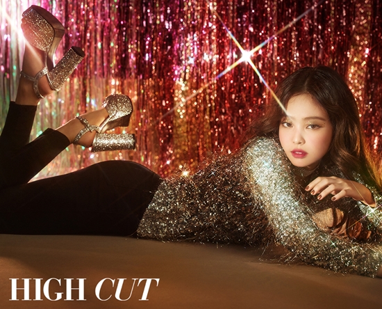 A magazine cover picture taken by girl group Black Pink Jenny Kim with Solo has been released.Jenny Kim presented a year-end party pictorial through the star-style magazine Hycutt, which is published on the 15th.Jenny Kims sparkling beauty in a colorful background causes the optical illusion effect.Jenny Kims picture artisan, who makes every moment of wearing, applying and moving, shines.The moment the golden brilliant aura spreads is mysterious, and the figure with a red ribbon tied to the head is as lovely as a gift.The year-end party makeup, introduced by Jenny Kim, is summarized in just two ways.The first point is brilliant sparkle: Jenny Kims second point of party makeup is fluffiness.Jenny Kims flawless radiant skin catches the attention of her insides as if it were baby skin, moist and fluffy on the outside.Jenny Kims picture can be found on the 15th issue of Hycutt 230.Photo: Hycutt