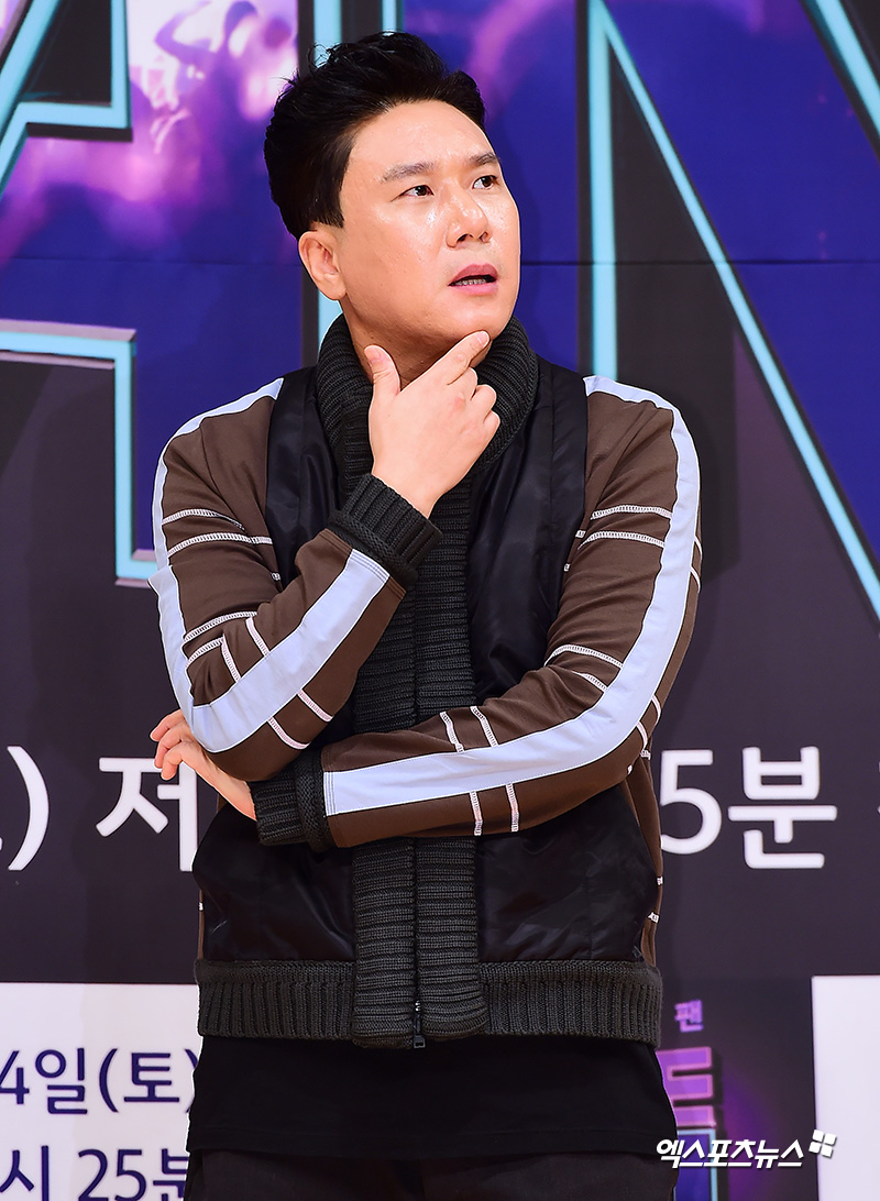 Lee Sang-min, who attended the production presentation of SBSs new entertainment The Fan held at SBS office in Mok-dong, Seoul on the afternoon of the 14th, has photo time.