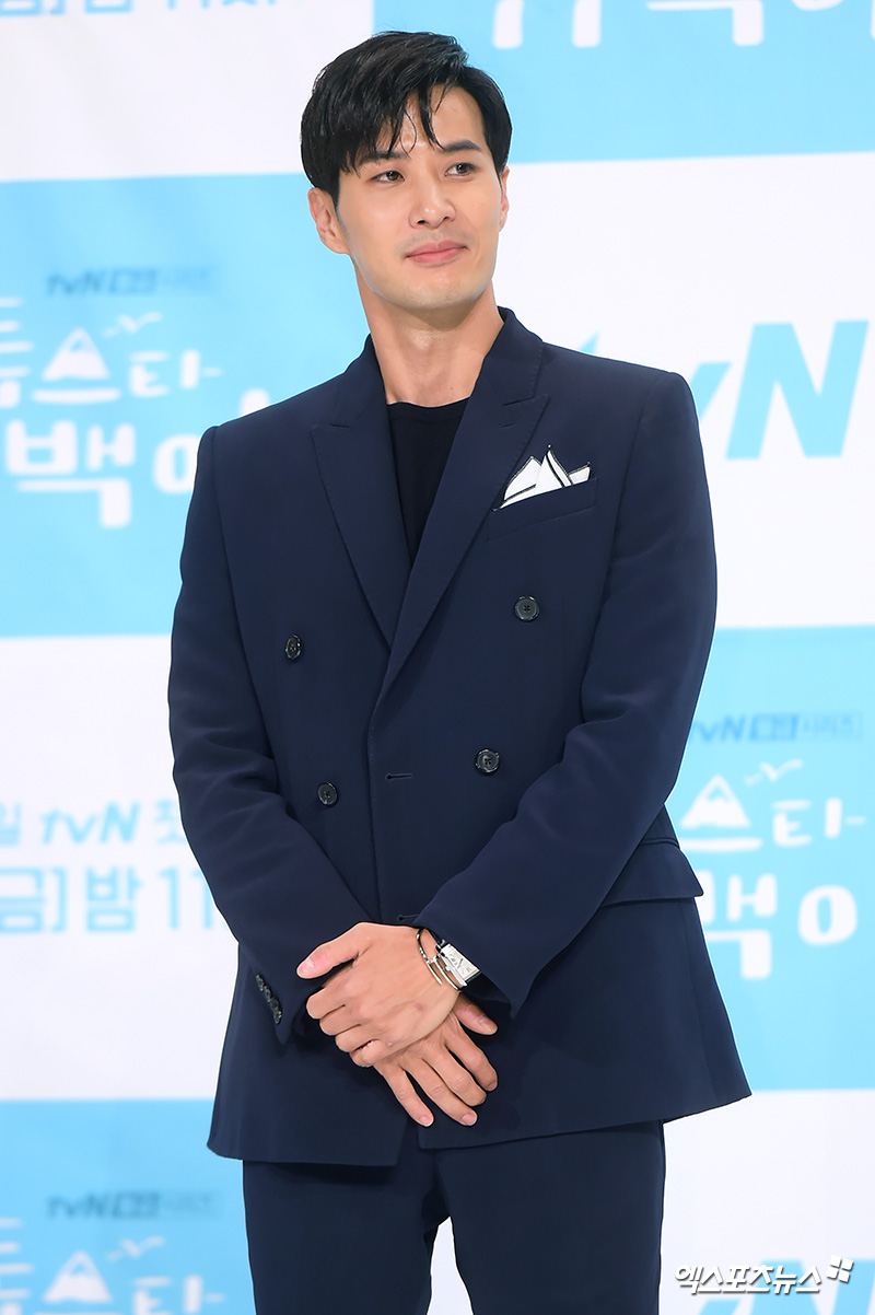 Actor Kim Ji-seok, who attended the production presentation of TVN drama Top Star Yoo Baek-i at Amoris Hall in Time Square, Yeongdeungpo, Seoul, on the afternoon of the 14th, has photo time.