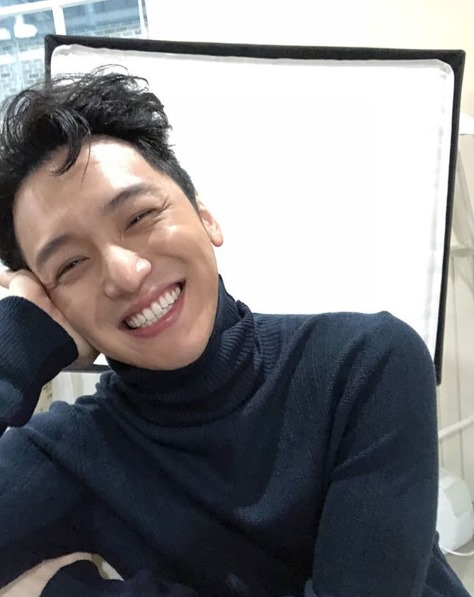 Actor Byun Yo-han greeted with a clear smile.Byun Yo-han posted a picture on his 14th day with an article entitled Do not hurt, please be careful Flu!In the open photo, Byun Yo-han is wearing a black knit, smiling with his head tilted at an angle.Byun Yo-hans glamorous eyes and Gums smile captures Eye-catchingOn the other hand, Byun Yo-han appeared in TVN drama Mr. Sunshine and movie Byeolli Island.Photo: Byun Yo-han SNS