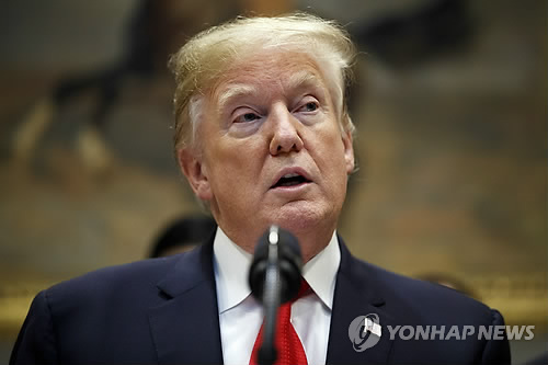 트럼프, 北미사일기지 "충분히 인지한 내용…새로운 것 없어" (워싱턴 AP=연합뉴스) 도널드 트럼프 미국 대통령이 13일(현지시간) 백악관에서 인도 최대 명절인 '디왈리' 축하 행사에 참석해 발언하고 있다. 트럼프 대통령은 이날 트위터 계정에 올린 글에서 미 싱크탱크 전략국제문제연구소(CSIS)가 공개한 북한의 '삭간몰 미사일 기지'와 관련해 "충분히 인지한 내용이며, 새로운 것은 없다"고 밝혔다. 그는 뉴욕타임스(NYT)가 CSIS 보고서를 인용하면서 '북한이 큰 속임수를 쓰고 있다'는 식으로 보도한 것에 대해서도 "부정확하다. 가짜뉴스"라고 반박했다.      leekm@yna.co.kr  (끝)