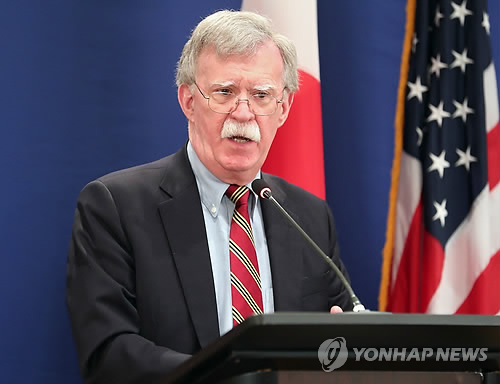 볼턴 "트럼프, 김정은 위원장과 2차 정상회담 준비돼" (싱가포르 EPA=연합뉴스) 동남아시아국가연합(아세안) 관련 회의 참석차 싱가포르를 방문한 존 볼턴 미 백악관 국가안보보좌관은 13일(현지시간) 기자들과 만나 도널드 트럼프 미국 대통령이 김정은 북한 국무위원장과 2차 정상회담 준비를 마쳤다고 밝혔다. 이날 발언은 미국 싱크탱크인 국제전략문제연구소(CSIS)가 북한에 공식 확인되지 않은 약 20곳의 '미신고(undeclared ) 미사일 운용 기지' 중 13곳의 위치를 확인했다고 공개한 지 하루 만에 나온 것이다. 사진은 지난달 26일 조지아 수도 트빌리시에서 언론 브리핑하는 볼턴 보좌관.    leekm@yna.co.kr  (끝)