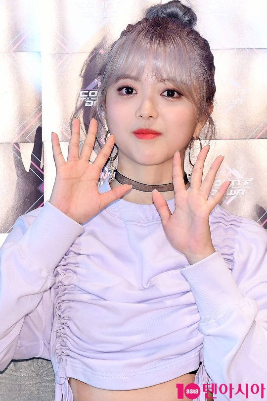 Group Weki Meki Jisu-yeon attended a rehearsal of Mnet M Countdown dry camera at Sangam-dong CJ E & M Center in Mapo-gu, Seoul on the afternoon of the 15th.