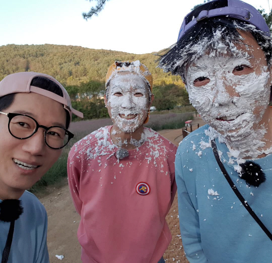 Ji Suk-jin posted a picture on his SNS on the 15th with an article entitled Whipped cream penalty, Yo Jae-Suk, Haha.In the photo, Yoo Jae-Suk and Haha are wearing a full face of white cream as if they were wearing a white mask.The three peoples cross-smiles are visible in the background of the Running Man filming site.Ji Suk-jin is appearing on Running Man with Haha - Yo Jae-Suk.