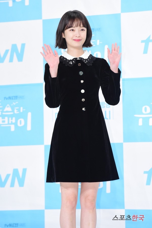 Jeon So-min is attending the TVN drama Top Star Yoo Baek-yi production presentation held at Amoris Hall in Yeongdeungpo-dong, Yeongdeungpo-gu, Seoul on the afternoon of the 14th.Top Star Yu Baek-i is a drama about an episode that takes place when top star Yu Baek (Kim Ji-seok), who went into exile on a remote island after a major accident, meets a virgin Kang Soon (Jeon So-min) on the island of Slow Life.Kim Ji-seok, Jeon So-min, Lee Sang-yeop, and Je Su-jeong will appear.