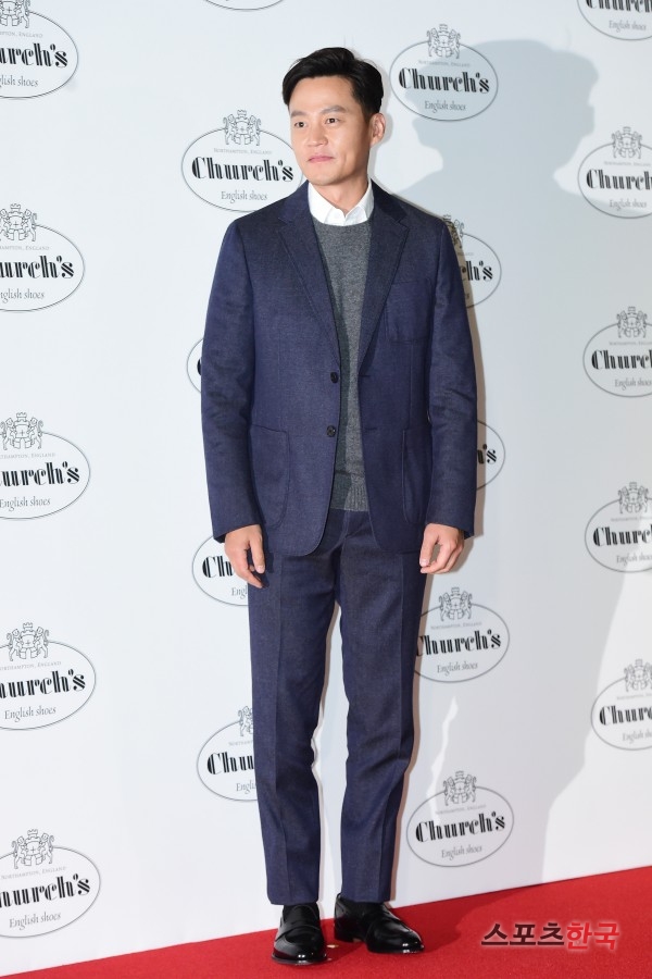 Lee Seo-jin attends a photo event held at Churches store in Gangnam, Shinsegae Department Store in Banpo-dong, Seocho-gu, Seoul on the afternoon of the 14th.Churchs, a British handmade brand, held a photo event attended by Lee Seo-jin Lee Sang-yoon Henry Lau Kim Won-jung.