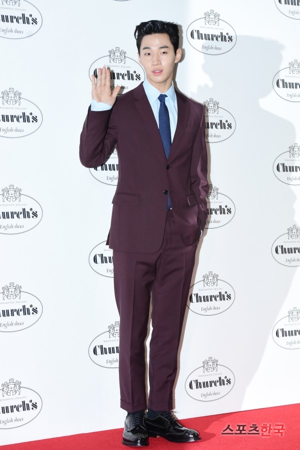 Henry Lau attends a photo event held at Churches store in Gangnam, Shinsegae Department Store in Banpo-dong, Seocho-gu, Seoul on the afternoon of the 14th.Churchs, a British handmade brand, held a photo event attended by Lee Seo-jin Lee Sang-yoon Henry Lau Kim Won-jung.