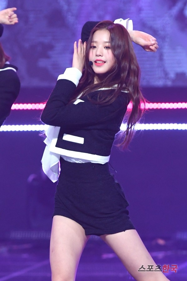 IZ*ONE Jang Won-young is performing on the stage of Show Champion held at MBC Dream Center in Ilsan-dong, Goyang-si, Gyeonggi-do on the afternoon of the 14th.On the day of the show, TWICE Monster X Kwill MXM Gugudan Wikimikki Stray Kids Kim Dong-han Golden Child Promis Nine JBJ95 Chae Yeon 14U IZ*ONE Mighty Mouse H.U.B Top Secret Park Seo-jin and others took the stage.