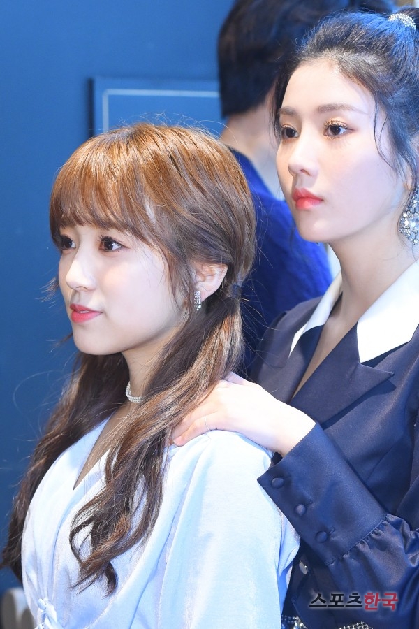 IZ*ONE Yabuki Nako and Kwon Eun-Bi are going to work for Mnet M Countdown recording at CJ ENM Center in Sangam-dong, Mapo-gu, Seoul on the afternoon of the 15th.Mnet M Countdown Way to work on this day, TWICE IZ*ONE Golden Child Gugdan April Wikimikki Kwail Seo In Young Mighty Mouse appeared.