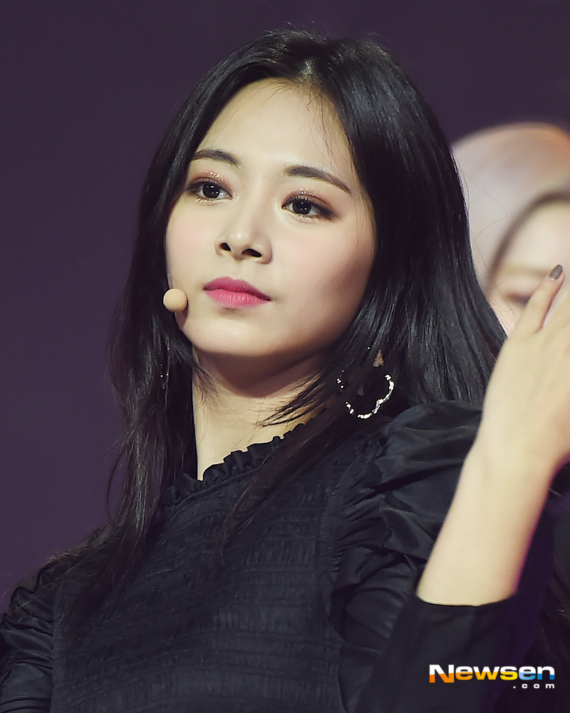 TWICE Tsuwi is performing on MBC Music Live Show Champion held at MBC Dream Center in Ilsan, Janghang-dong, Ilsan-dong, Goyang-si, Gyeonggi-do on the afternoon of November 14th.Meanwhile, Show Champion includes TWICE (TWICE), Monsta X (MONSTA X), Kwill, MXM, Gugudan, Wikimikki, Stray Kids, Kim Dong-han, Golden Child, Promis Nine, JBJ95, Chae Yeon, 14U, Aizwon, Mighty Mouse, H.U.B, Top S Secret, Park Seo-jin took the stage.useful stock