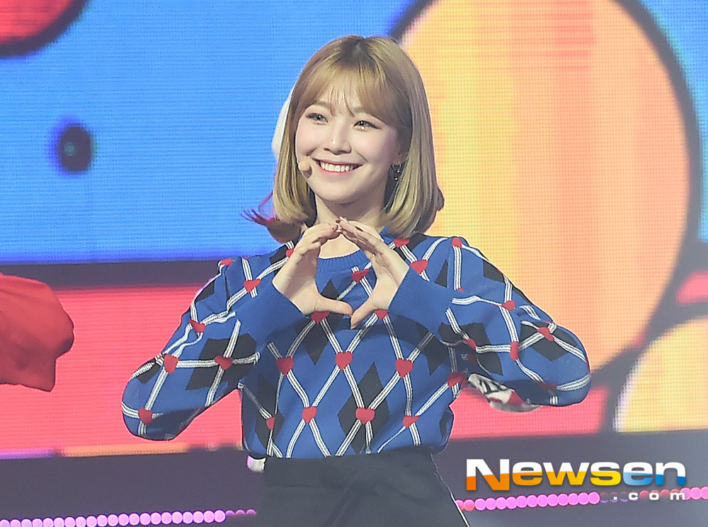 Fromis 9 Baek Ji-heon is performing on MBC Music live broadcast Show Champion held at MBC Dream Center in Ilsan, Janghang-dong, Ilsan-dong, Goyang-si, Gyeonggi-do on the afternoon of November 14th.Meanwhile, Show Champion includes Twice (TWICE), Monsta X (MONSTA X), Kwill, MXM, Gugudan, Wikimikki, Stray Kids, Kim Dong-han, Golden Child, Fromis 9, JBJ95, Chae Yeon, 14U, Aizwon, Mighty Mouse, H.U.B, Top Sec Ret, Park Seo-jin took the stage.useful stock