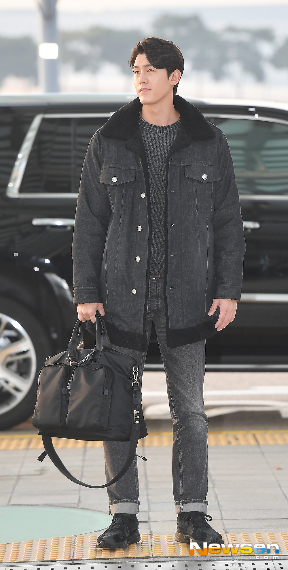 Actor Lee Ki-woo departed for Finland via ICN airport KIX Passenger Terminal l on the morning of November 15th, showing off his airport fashionLee Ki-woo is heading to the departure hall on the day.Lee Ki-woo left for TVN Seoul Mates Season 2 shooting car Finland.expressiveness