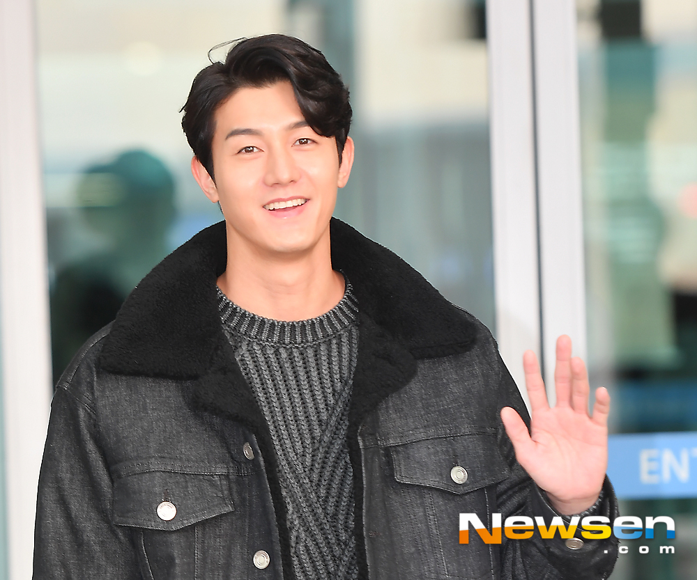 Actor Lee Ki-woo departed for Finland via ICN airport KIX Passenger Terminal l on the morning of November 15th, showing off his airport fashionLee Ki-woo is heading to the departure hall on the day.Lee Ki-woo left for TVN Seoul Mates Season 2 shooting car Finland.expressiveness