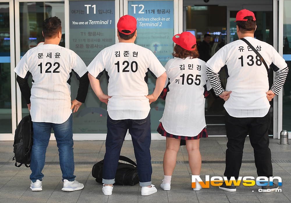Comedy TV Delicious Guys 200 times for the special shooting, Comedian Yu Minsang, Kim Joon-hyun, Kim Min-kyung and Moon Se-yoon showed off airport fashion on the morning of November 15 and left for Taiwan through Incheon International Airport KIX Passenger Terminal l.On this day, delicious guys are posing in front of the departure hall.The Delicious Guys left Palate battery training to Taiwan.expressiveness
