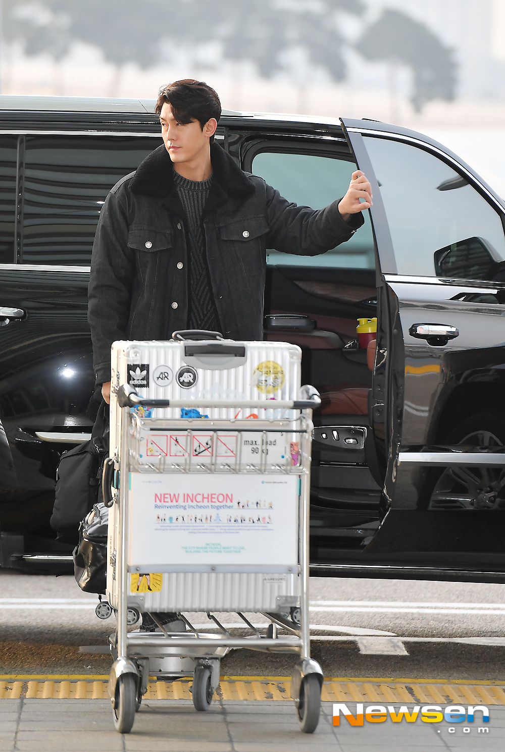 Actor Lee Ki-woo departed for Finland via ICN airport KIX Passenger Terminal l on the morning of November 15th, showing off his airport fashionLee Ki-woo is getting off the vehicle on the day.Lee Ki-woo left for TVN Seoul Mates Season 2 shooting car Finland.expressiveness