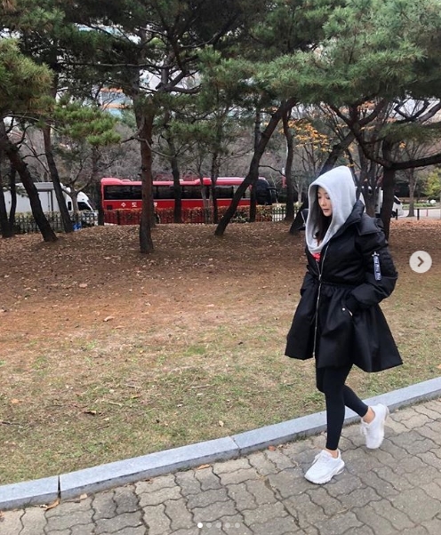 Kim Hee-suns moody figure was captured.Actor Kim Hee-sun posted a picture on his Instagram on November 15.The photo shows Kim Hee-sun walking outdoors for filming; Kim Hee-suns atmosphere, which also makes the park a runway, is impressive.kim myeong-mi